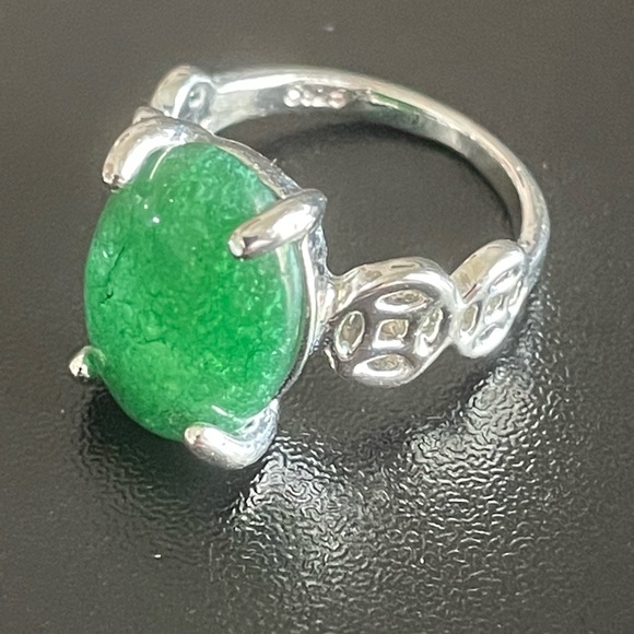 Oval green jade stone ring size 5.5 - Picture 3 of 9